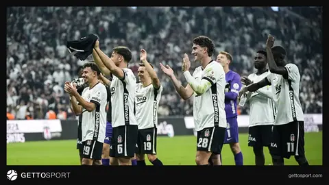 Beşiktaş oyuncuları gol sonrası sevinci ve dolu Tüpraş Stadı
