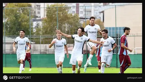 Trabzonspor U19 ile Beşiktaş U19 arasındaki mücadeleden bir an