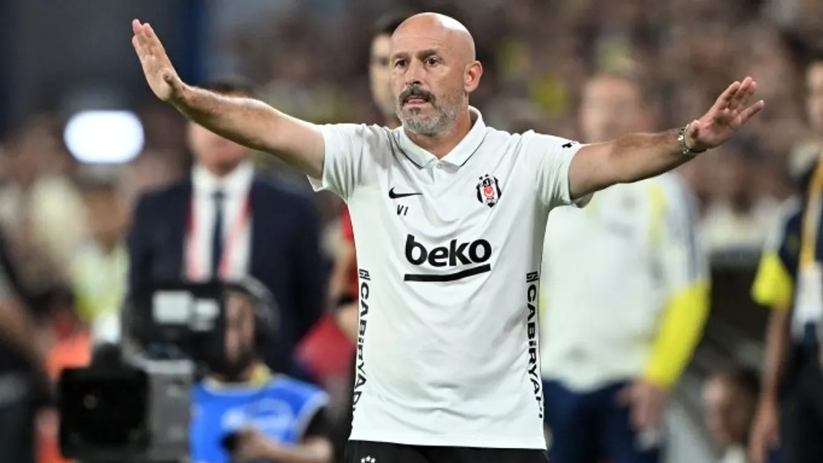 Vincenzo Italiano maç öncesi takım toplantısı yaparken