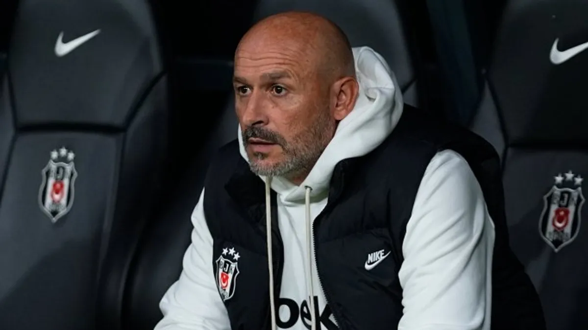 Vincenzo Italiano yan profilden Beşiktaş maçında düşünen görüntüsü