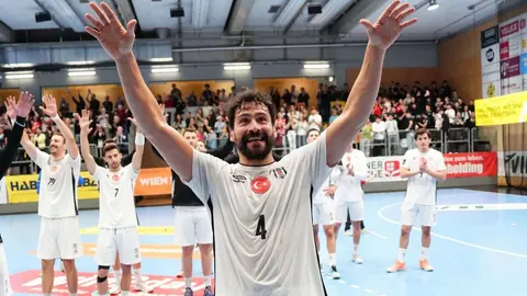 Beşiktaş hentbol takımı oyuncuları Hollgasse Spor Salonu'nda maç yaparken