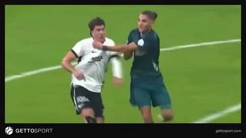 Beşiktaşlı Vlahovic yerde yüzünü tutarken takım arkadaşları itiraz ediyor