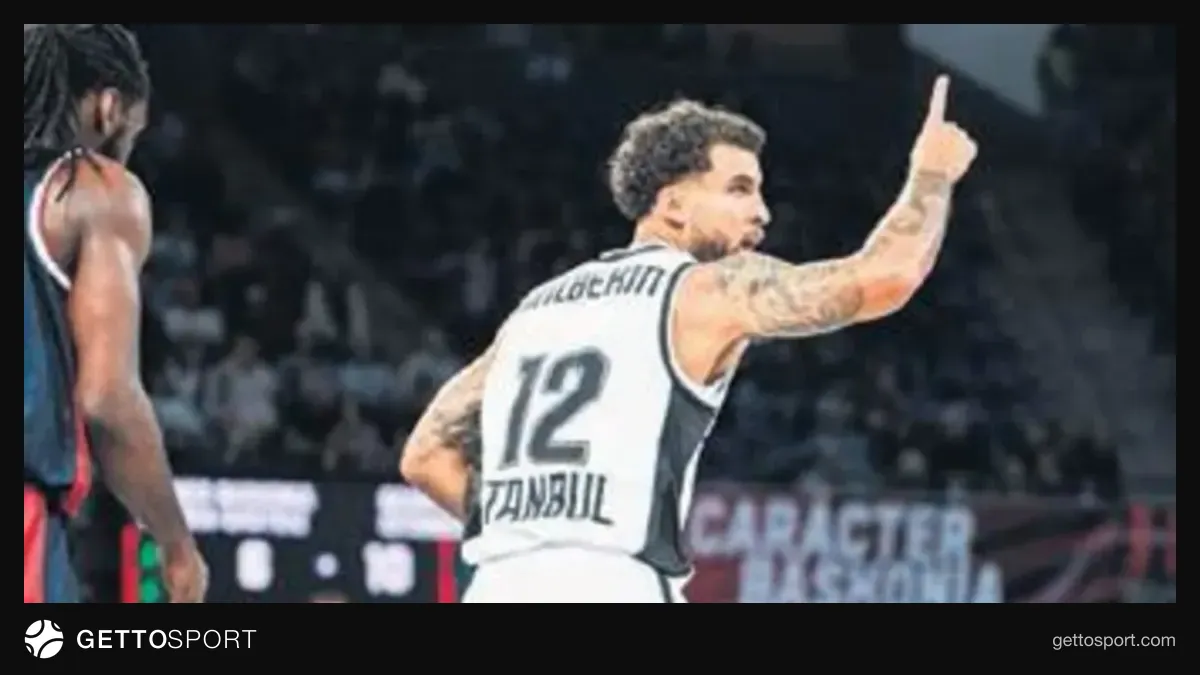 Beşiktaş oyuncuları galibiyeti kutlarken saha görüntüsü