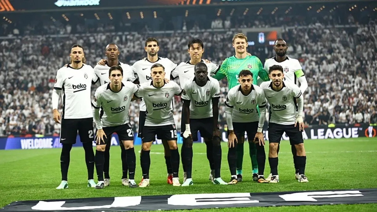 Beşiktaş oyuncuları maç sırasında, taraftarlar ve stadyum görüntüsü