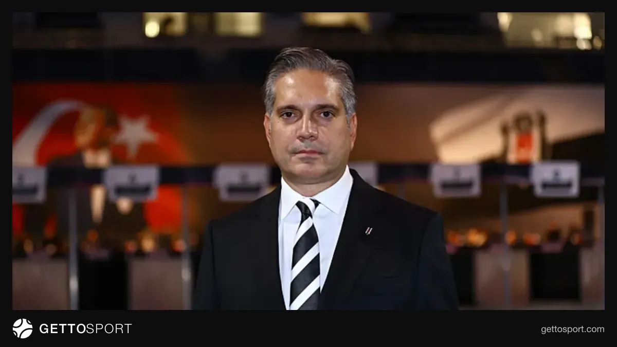 Orhan Özalp konuşma yaparken Beşiktaş logosu arka planda