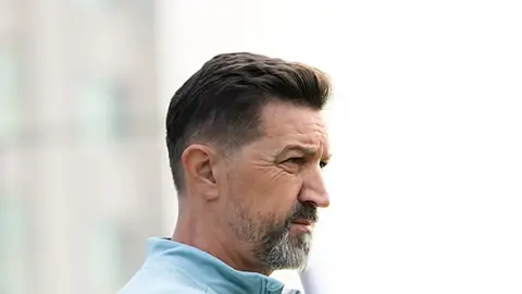 Besnik Hasi basın toplantısında konuşurken
