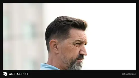 Besnik Hasi basın toplantısında konuşurken