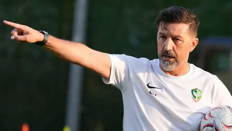 Besnik Hasi basın toplantısında konuşurken