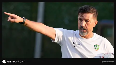 Besnik Hasi basın toplantısında konuşurken