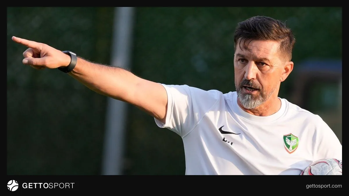 Besnik Hasi basın toplantısında konuşurken