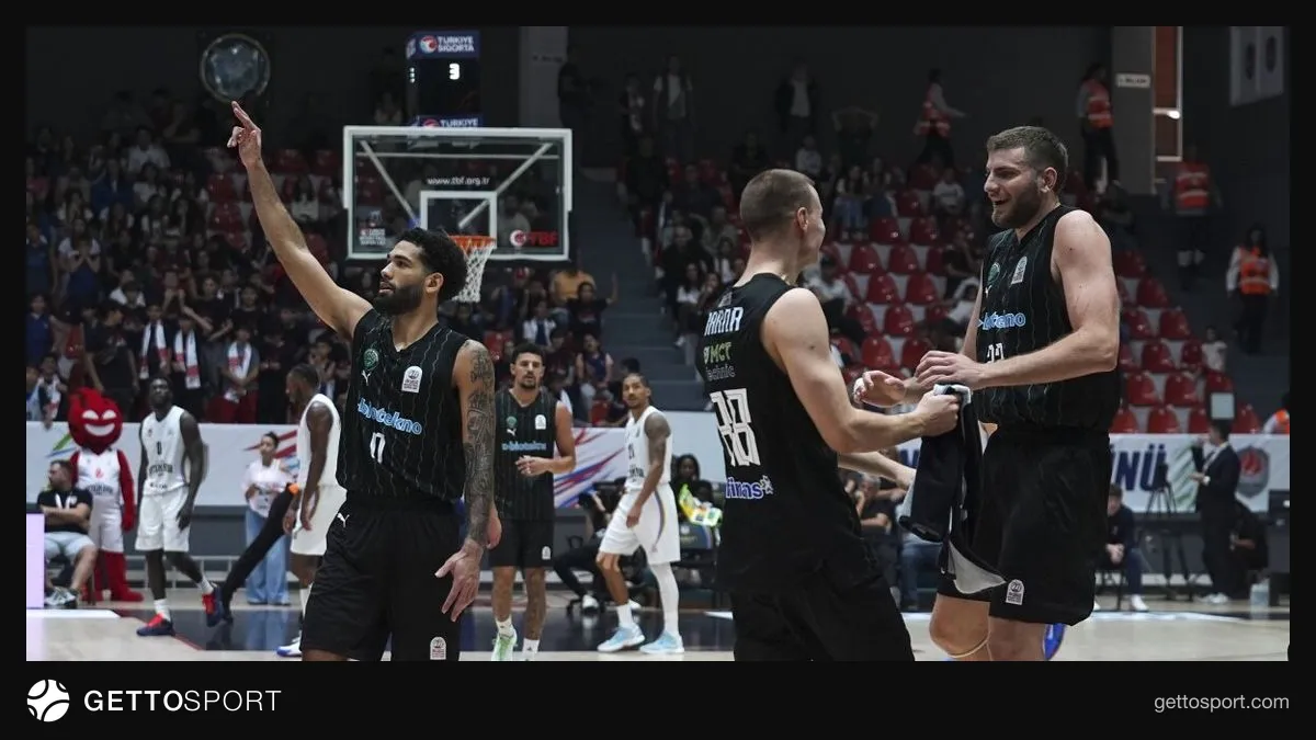 Biotekno Körfez Basket ve Aliağa Petkimspor oyuncuları maç sırasında