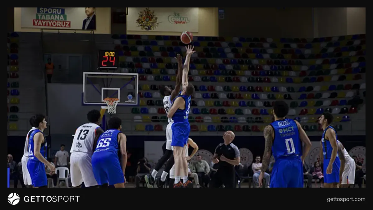 Biotekno Körfez Basket oyuncuları maçta hücum ederken