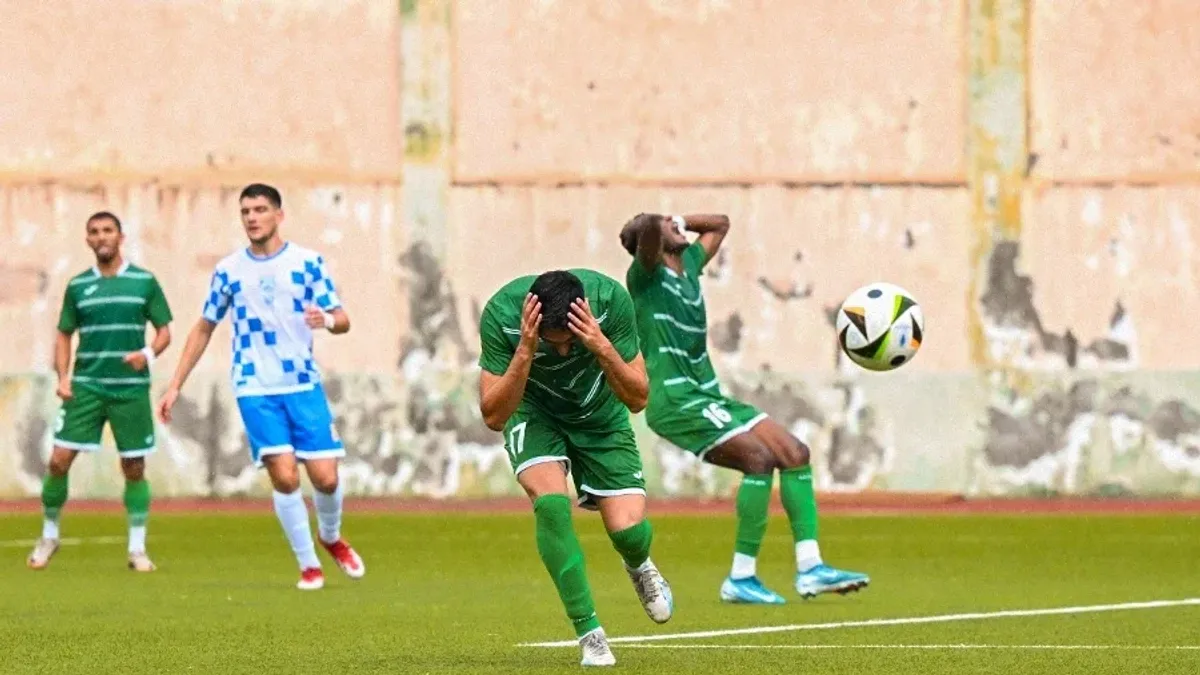 Azərbaycan Birinci Liqası oyunundan futbol meydançası və hakimlər