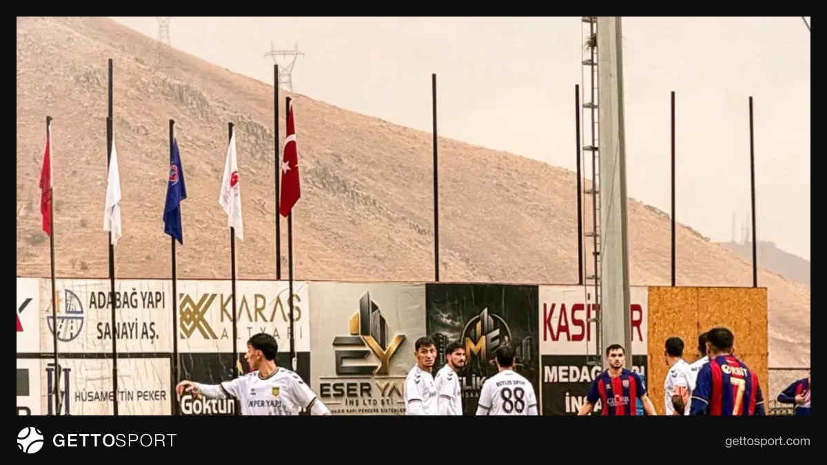 Bitlis Spor 1916 oyuncuları gol sevinci yaşarken