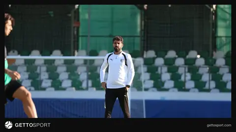 Bodrum FK teknik direktörü Burhan Eşer oyuncularla saha kenarında talimat verirken