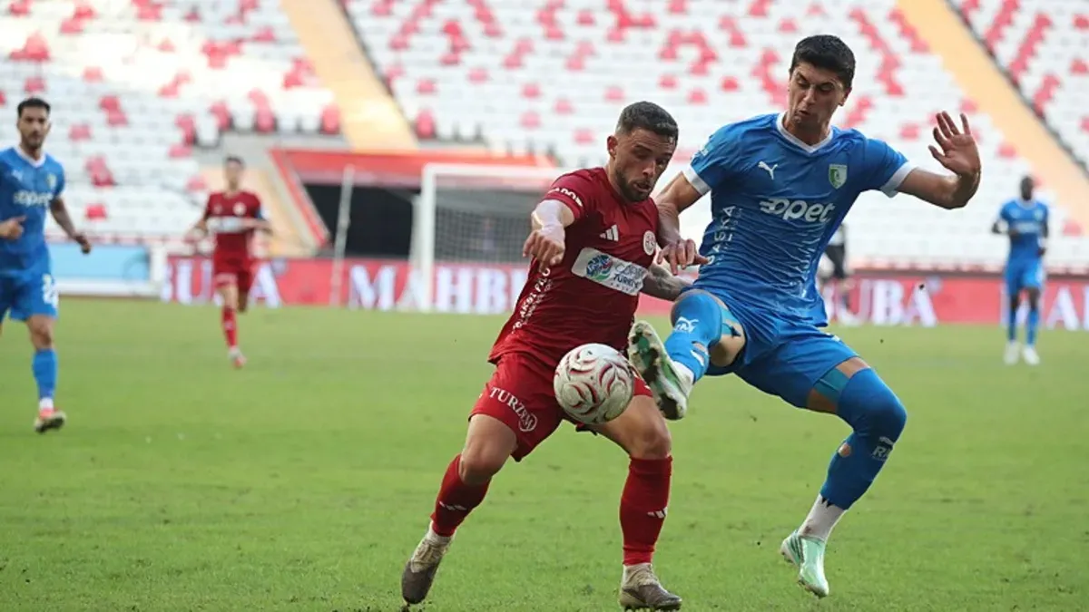Antalyaspor-Bodrum FK maçından oyuncuların mücadele anı