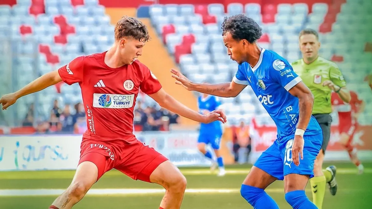 Bodrum FK oyuncuları sevinç yaşarken, ADO Antalya Stadyumu