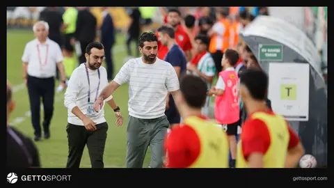 Bodrum FK antrenmanda Burhan Eşer oyunculara talimat verirken