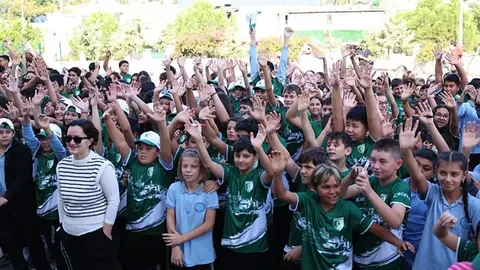 Bodrum FK oyuncularının okul ziyaretinde öğrencilerle fotoğrafı