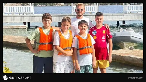 Çocuklar yelkenli teknede dümen başında, Bodrum sahilinde yelken eğitimi