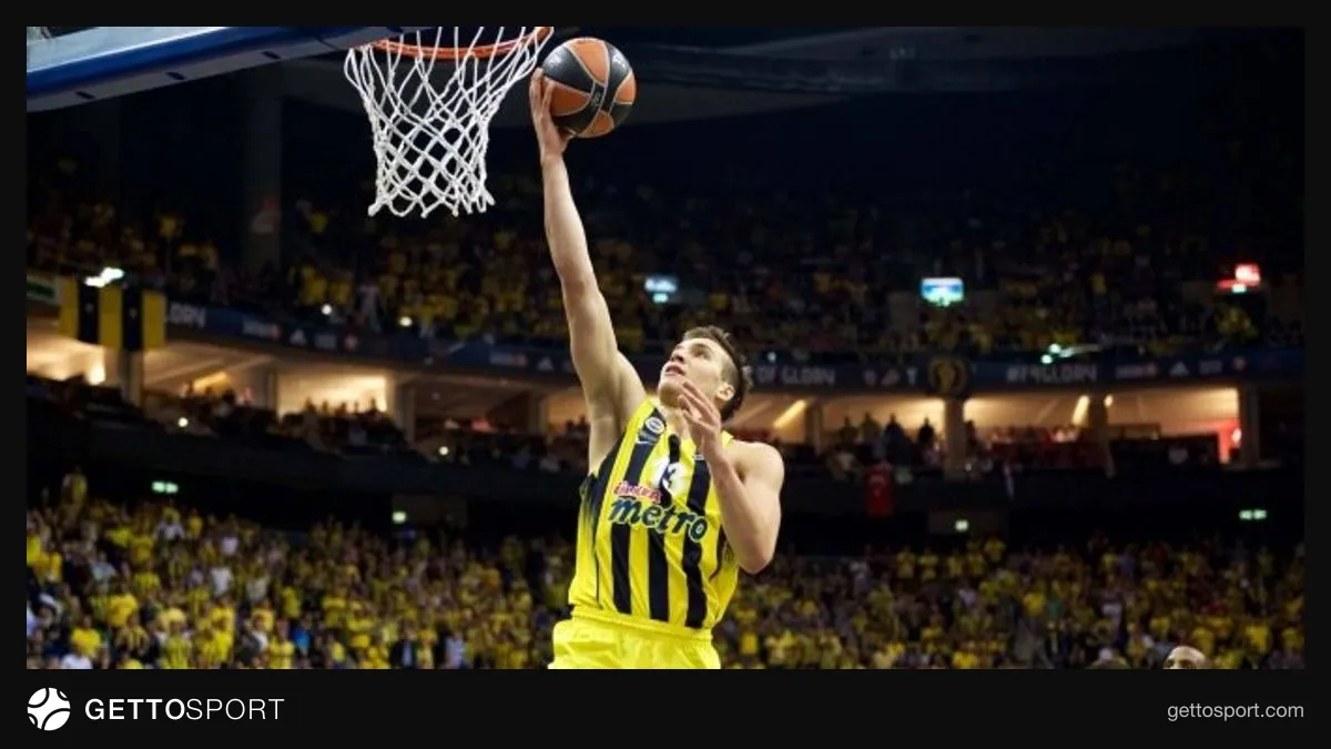 Bogdan Bogdanovic Houston Rockets formasıyla röportaj verirken