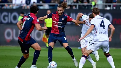 Bologna oyuncuları maçta sevinç yaşarken, Unipol Domus Stadı arka plan