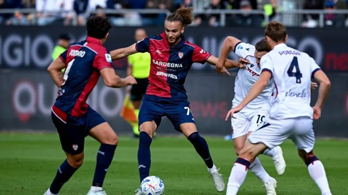 Bologna oyuncuları maçta sevinç yaşarken, Unipol Domus Stadı arka plan