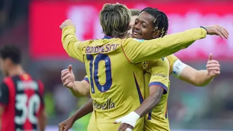 San Siro'da Bologna oyuncularının gol sevinci, Samuel Mbangula önde
