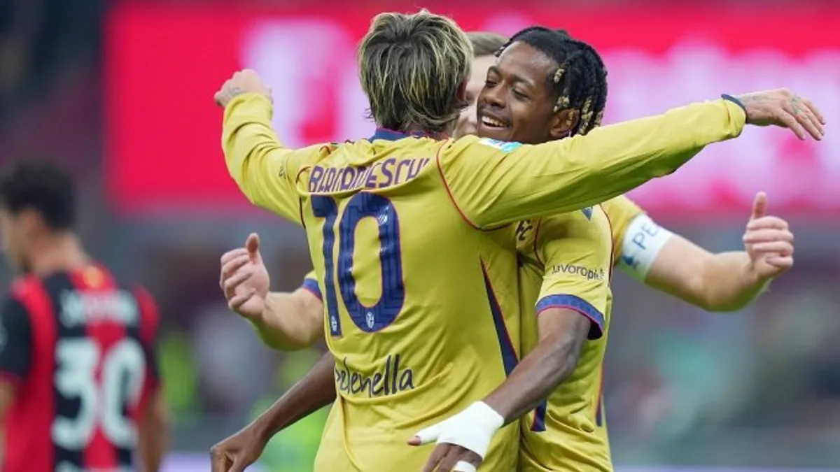 San Siro'da Bologna oyuncularının gol sevinci, Samuel Mbangula önde