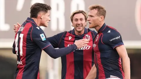 Bologna oyuncuları gol sevinci Renato Dall'Ara Stadı
