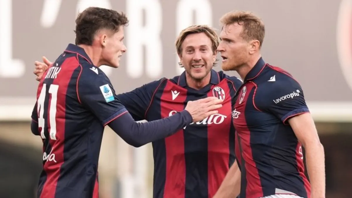 Bologna oyuncuları gol sevinci Renato Dall'Ara Stadı