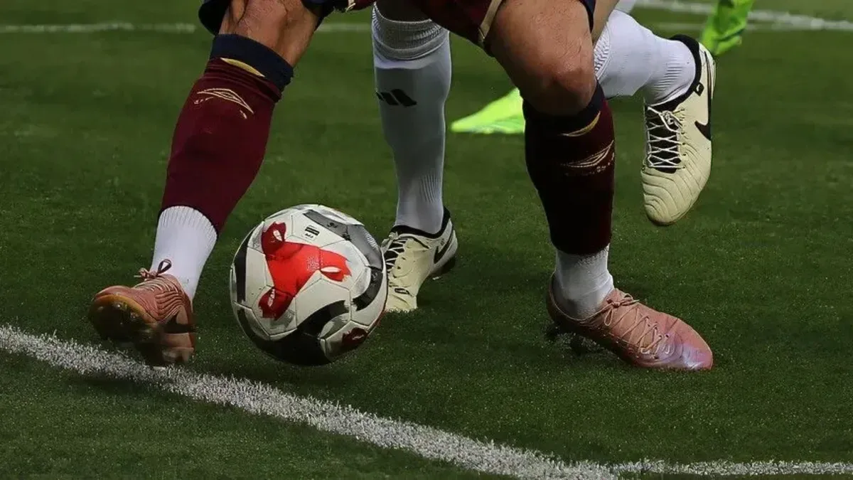 Boluspor forması giymiş futbolcular Bolu Atatürk Stadı'nda ısınırken