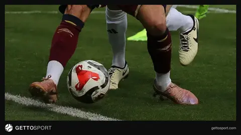 Boluspor forması giymiş futbolcular Bolu Atatürk Stadı'nda ısınırken