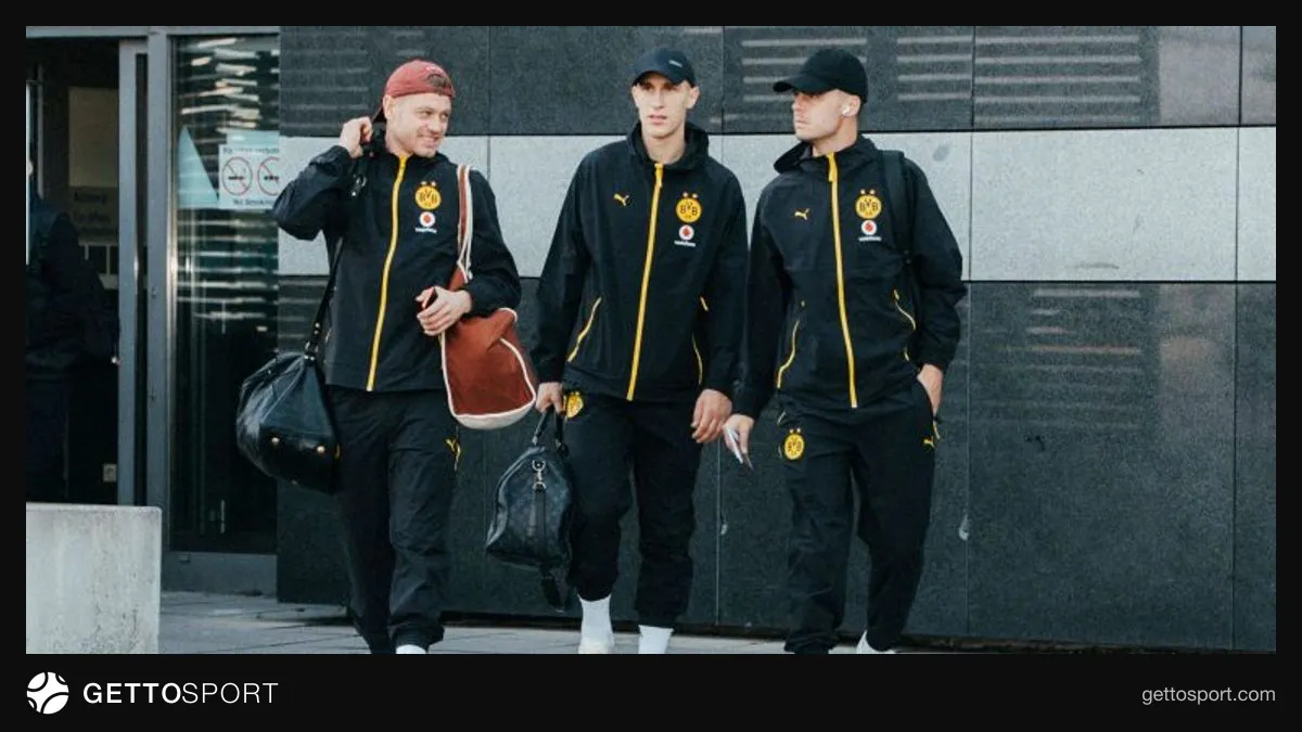 Borussia Dortmund oyunçuları və məşqçi hava limanında