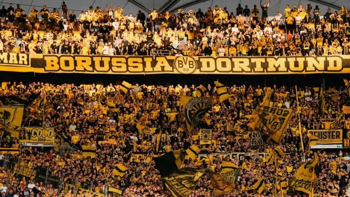 Borussia Dortmund stadyumunda maç izleyen taraftarlar