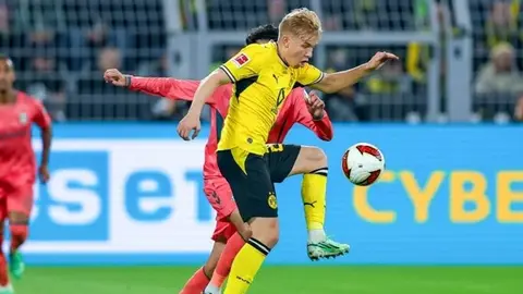 BVB Stadyumu'nda Dortmund-Werder Bremen maçından oyuncuların ve kalecilerin mücadelesi