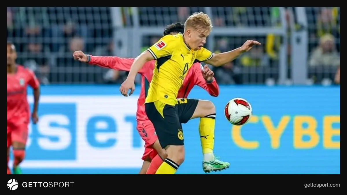 BVB Stadyumu'nda Dortmund-Werder Bremen maçından oyuncuların ve kalecilerin mücadelesi