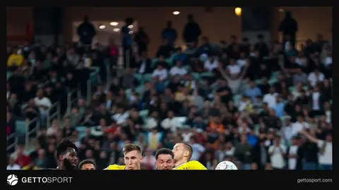 Borussiya və Sabah futbolçuları Bakı Olimpiya Stadionunda matç zamanı