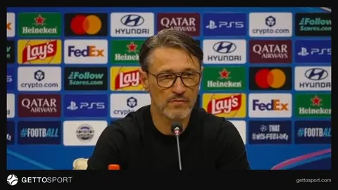 Niko Kovaç mətbuat konfransında mikrofon qarşısında