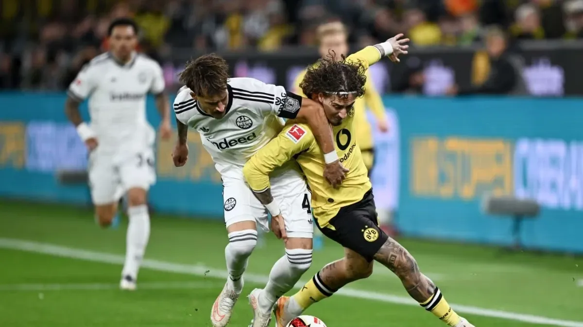 Borussiya Dortmund futbolçuları Maksimilian Bayerin qolundan sonra sevinc qeyd edirlər