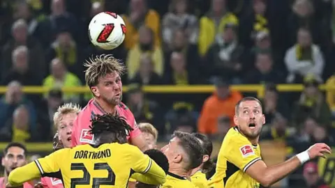 Borussiya Dortmund oyunçuları meydanda vurğu anı