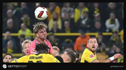 Borussiya Dortmund oyunçuları meydanda vurğu anı