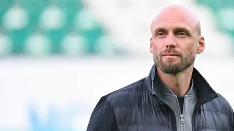 Borussiya Dortmund idman meneceri Nils-Ole Buk mətbuat konfransında