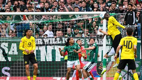 Borussiya Dortmundun oyunçuları Dortmund stadionunda məşq və ya turnir atmosferi