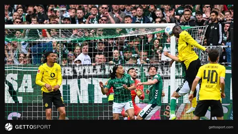 Borussiya Dortmundun oyunçuları Dortmund stadionunda məşq və ya turnir atmosferi