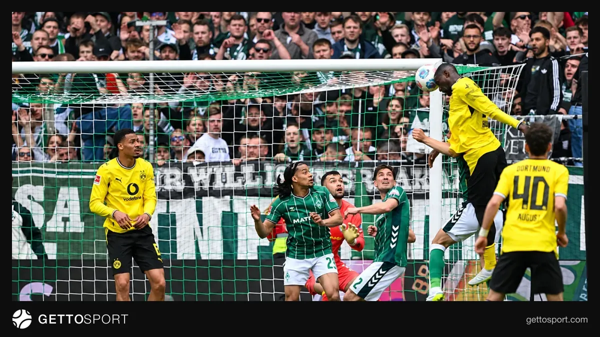 Borussiya Dortmundun oyunçuları Dortmund stadionunda məşq və ya turnir atmosferi