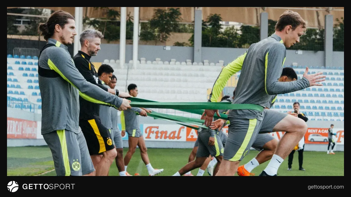 Borussiya Dortmund futbolçuları Bakıda açıq havada məşqdə