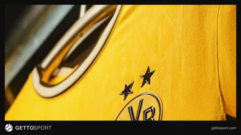 Borussiya Dortmund futbolçuları Bakı Olimpiya Stadionunun meydançasında məşq edərkən