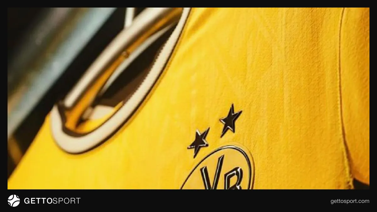 Borussiya Dortmund futbolçuları Bakı Olimpiya Stadionunun meydançasında məşq edərkən