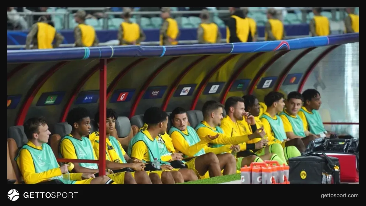 Borussiya Dortmund futbolçuları Bakı Olimpiya Stadionu qarşısında